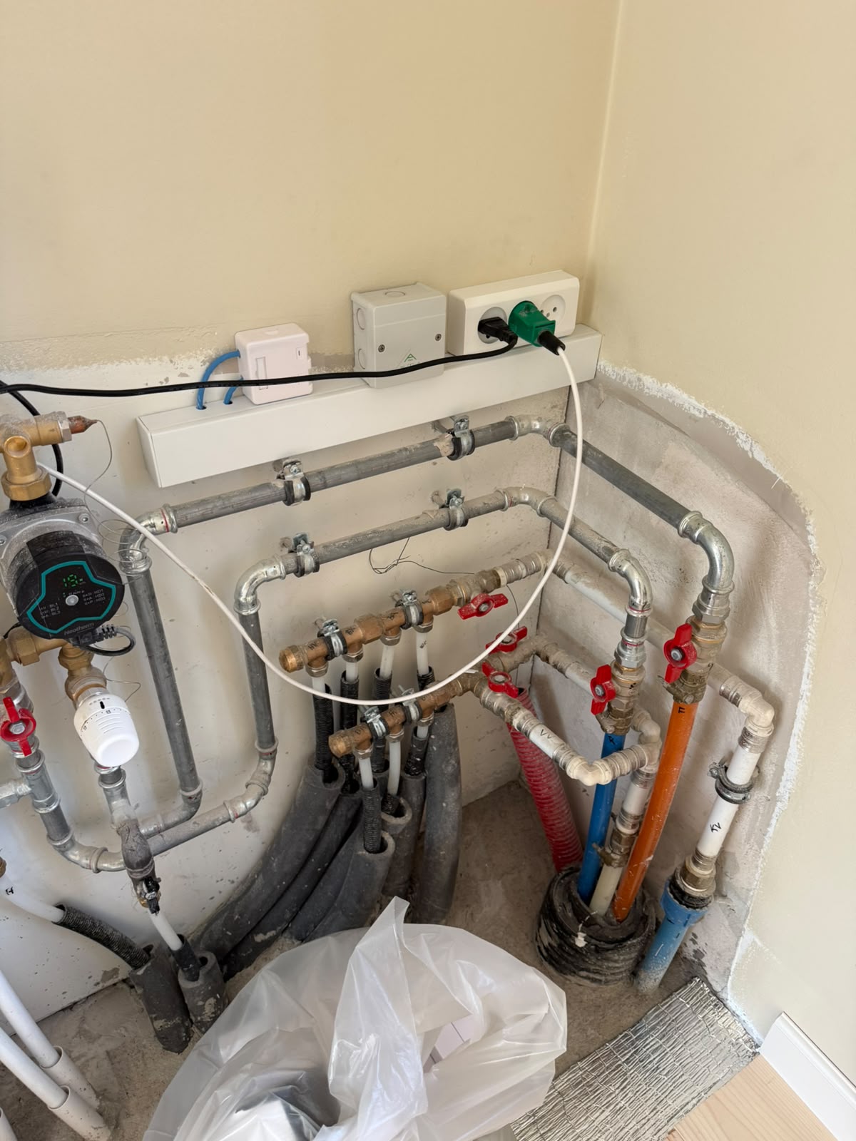 Manifold and circulation pump in a plant corner